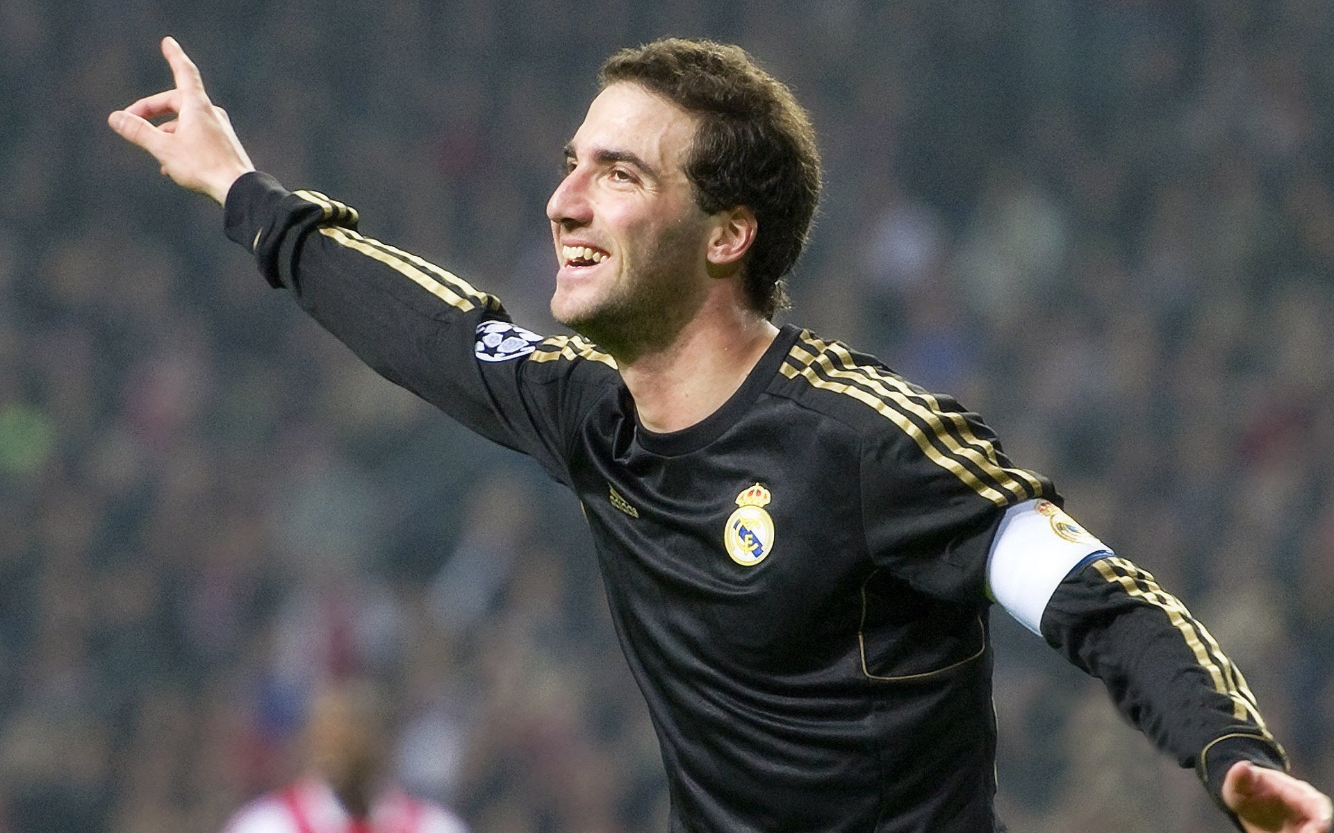 “德甲领先阵营奋勇冲刺,争冠争夺一触即发”,德甲晋级